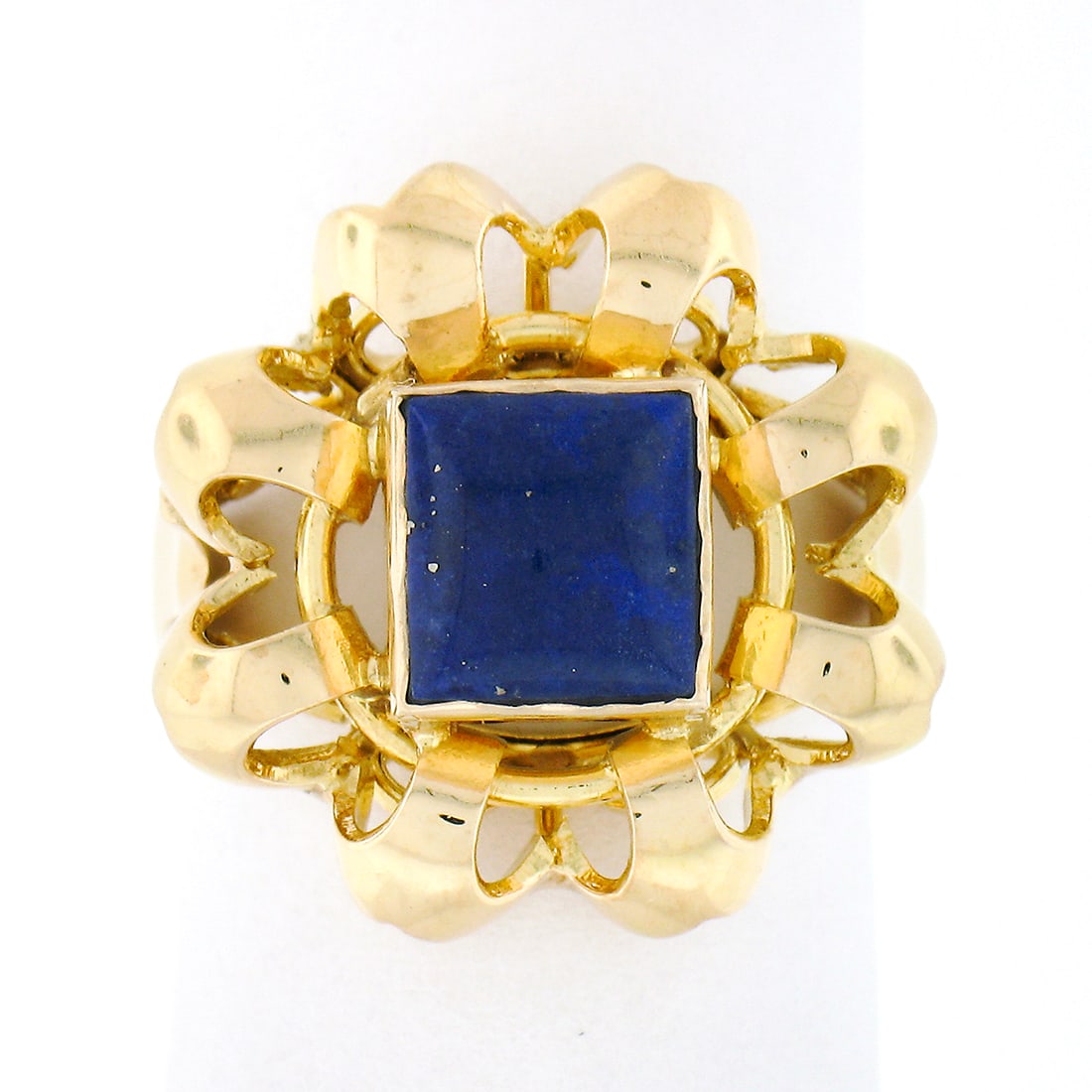 Vintage 18K Yellow Gold Flower Ring with Blue Lapis Cabochon: Vintage 18K Yellow Gold Flower Ring with Blue Lapis Cabochon This exquisite vintage ring is crafted from solid 18k yellow gold and showcases a stunning natural genuine lapis stone. The centerpiece fea