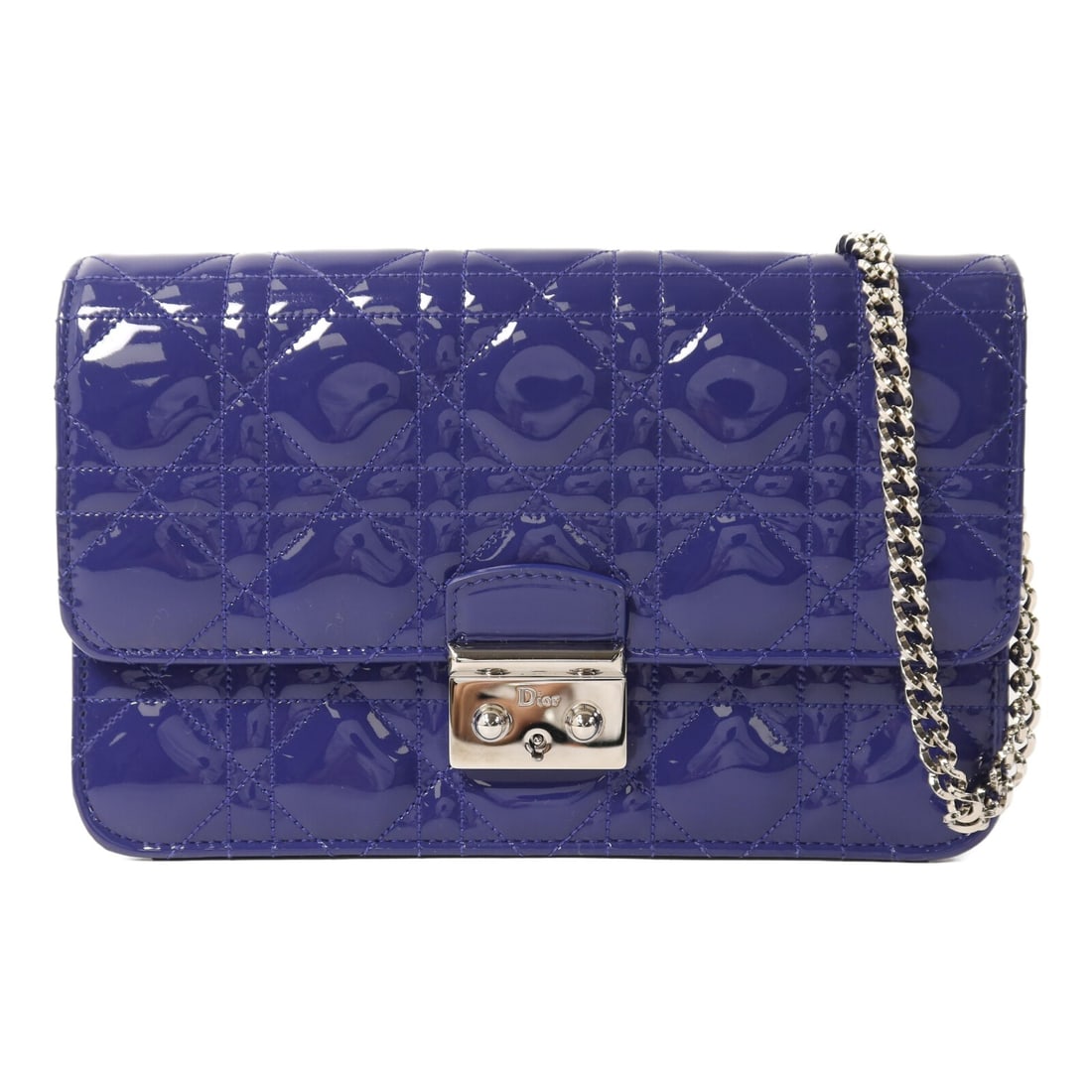 Dior Promenade Patent Leather Purple Chain Pouch Shoulder Bag: Dior Promenade Patent Leather Purple Chain Pouch Shoulder Bag This Christian Dior Promenade pouch is crafted from purple patent leather and features a sleek chain shoulder strap. Designed as a shoulde