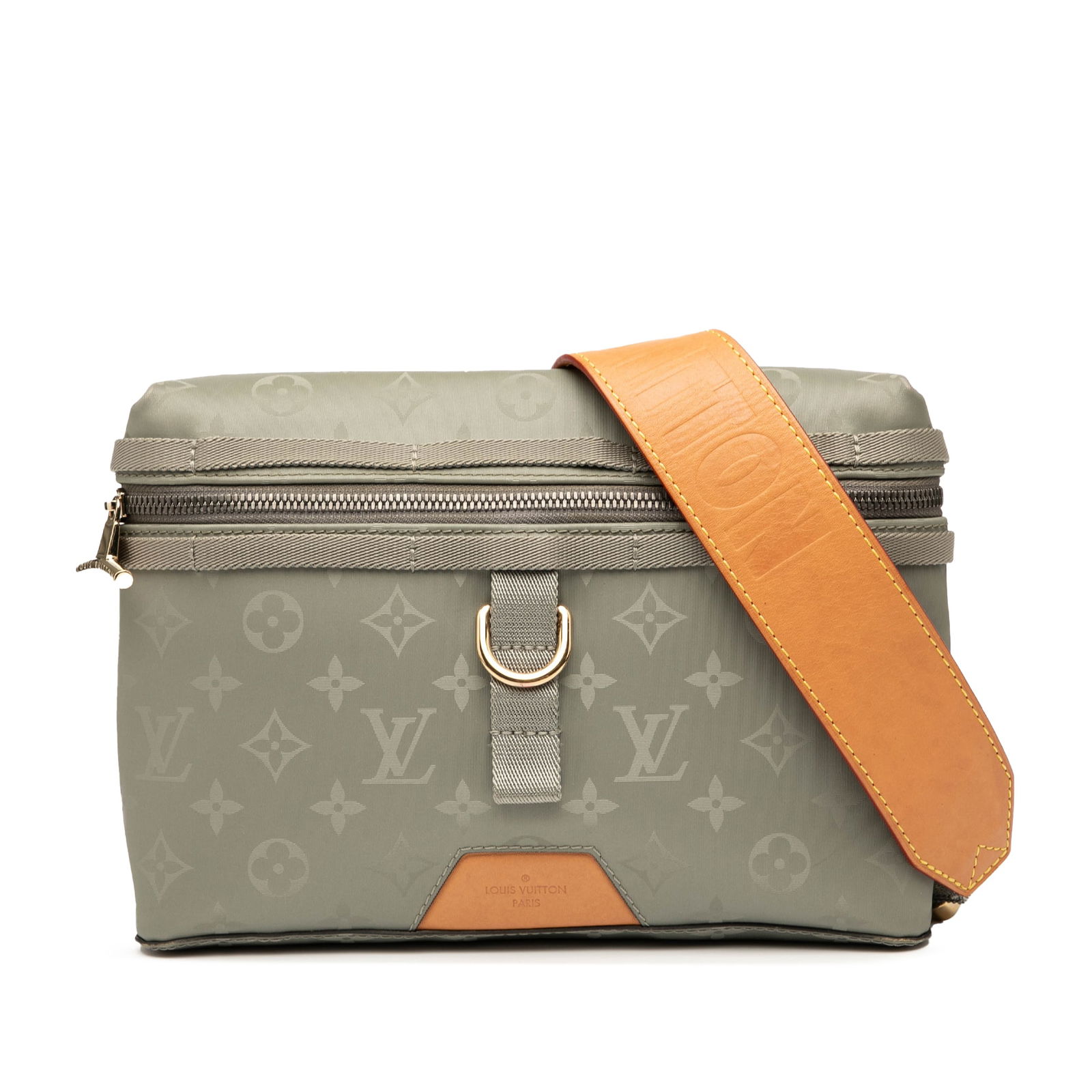 Louis Vuitton Monogram Titanium Messenger PM Gray Crossbody Bag: Louis Vuitton Monogram Titanium Messenger PM Gray Crossbody Bag Introducing the Louis Vuitton Monogram Titanium Messenger PM, a stylish and functional crossbody bag crafted from durable nylon. This ba