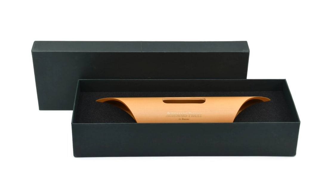 Audemars Piguet Melodious Log Unique Gift Piece: Audemars Piguet Melodious Log Unique Gift Piece This pre-owned Audemars Piguet Melodious Log is a unique gift piece that showcases the brand's exquisite craftsmanship. Designed specifically for the Au