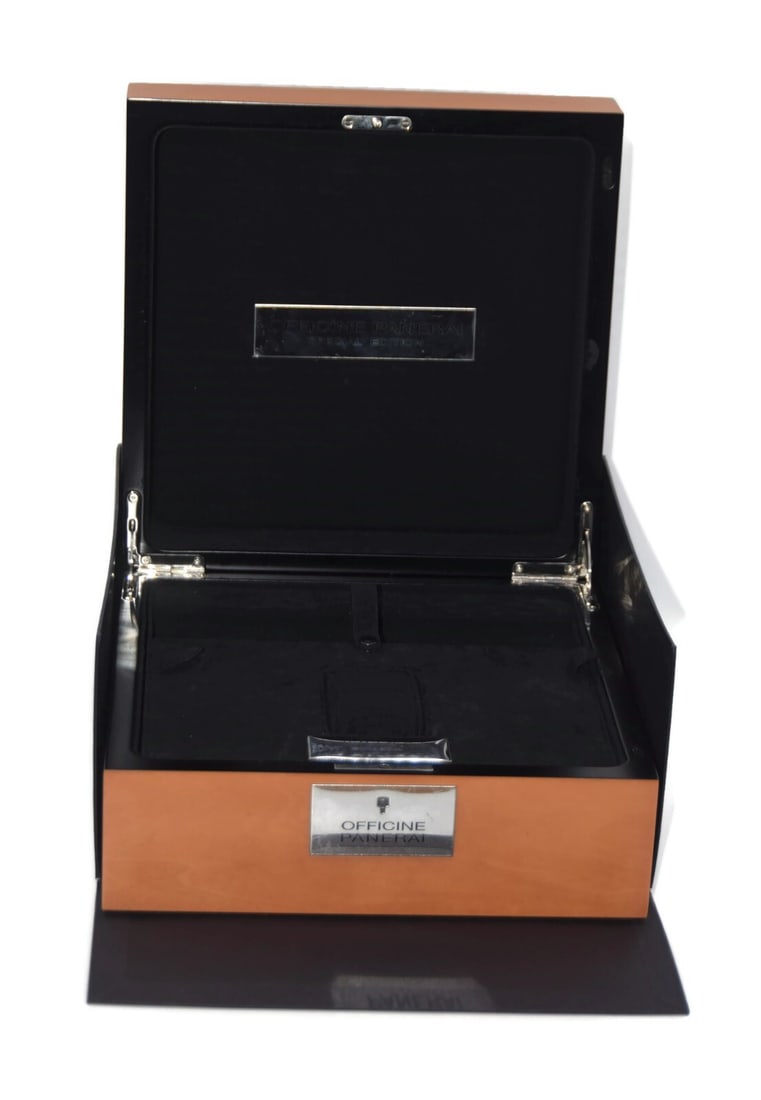 Authentic Panerai Luminor Regatta Watch Presentation Box 10x10x5: Authentic Panerai Luminor Regatta Watch Presentation Box 10x10x5 This Panerai Luminor 1950 Submersible Regatta Watch Box is a perfect presentation solution for your timepiece. Crafted by Panerai, this