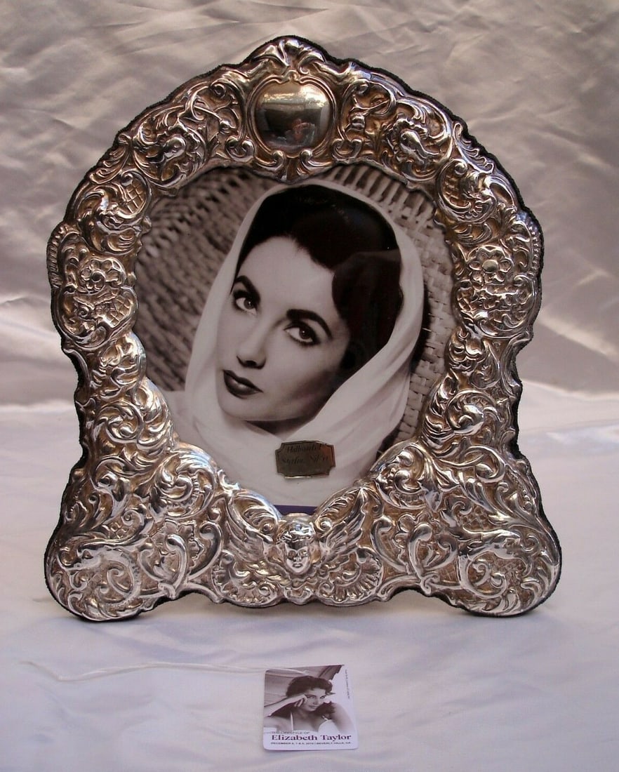 Elizabeth Taylor Sterling Silver Picture Frame Sheffield 1994: Elizabeth Taylor Sterling Silver Picture Frame Sheffield 1994 This exquisite sterling silver picture frame, crafted in 1994 by Sheffield, originates from the estate of the legendary actress Elizabeth