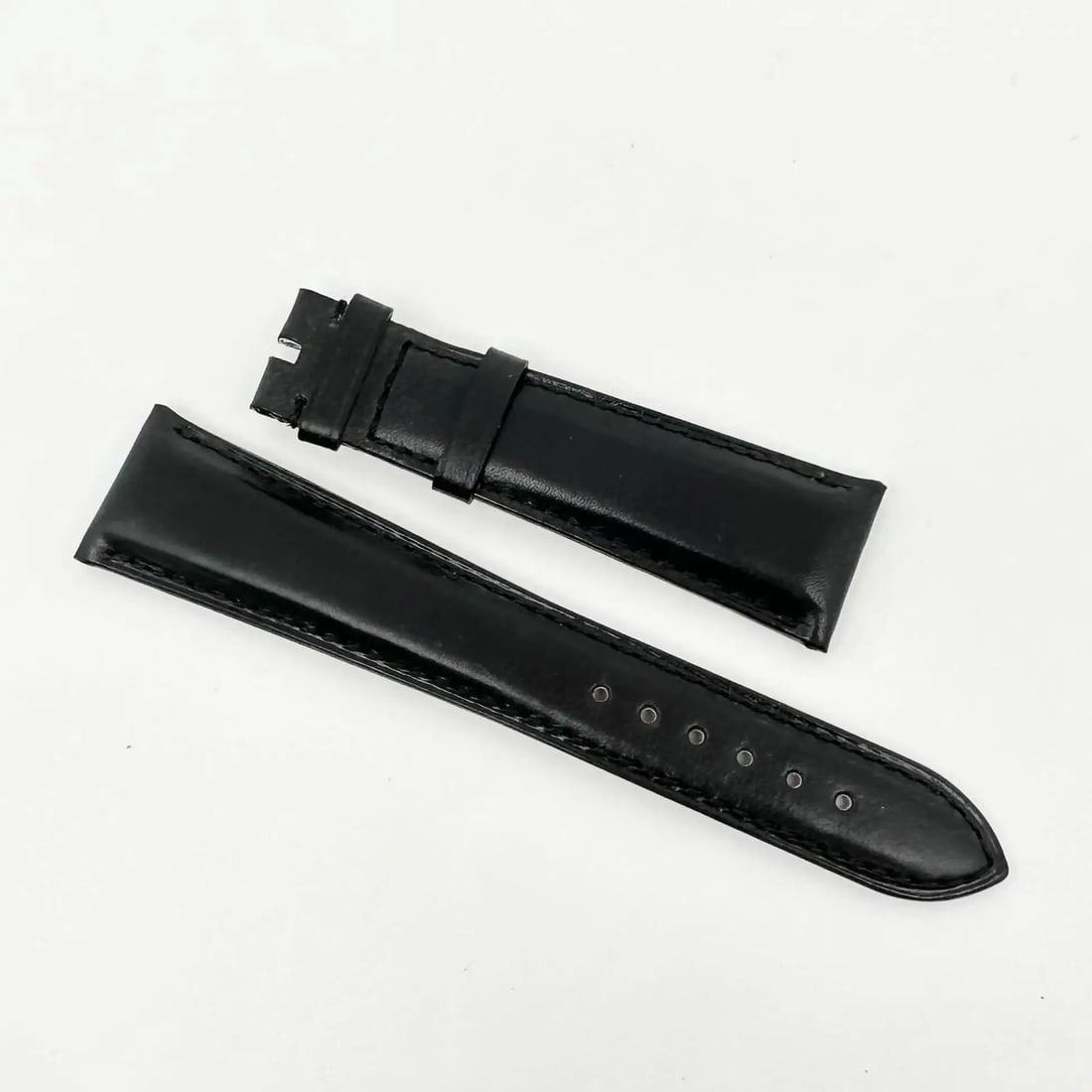 Bvlgari Black Leather Two-Piece Watch Strap 21mm X 16mm Authentic: Bvlgari Black Leather Two-Piece Watch Strap 21mm X 16mm Authentic This exquisite Bvlgari wristwatch band is crafted from high-quality black leather, embodying luxury and elegance. Designed as a two-pi