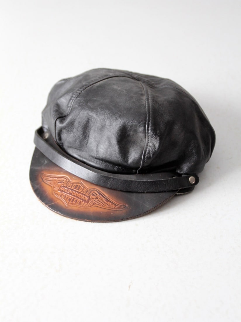 Vintage Harley Davidson Leather Motorcycle Cap with Adjustable Strap: Vintage Harley Davidson Leather Motorcycle Cap with Adjustable Strap Discover this vintage Harley Davidson leather cap, a classic motorcycle accessory that embodies timeless style. Crafted from black