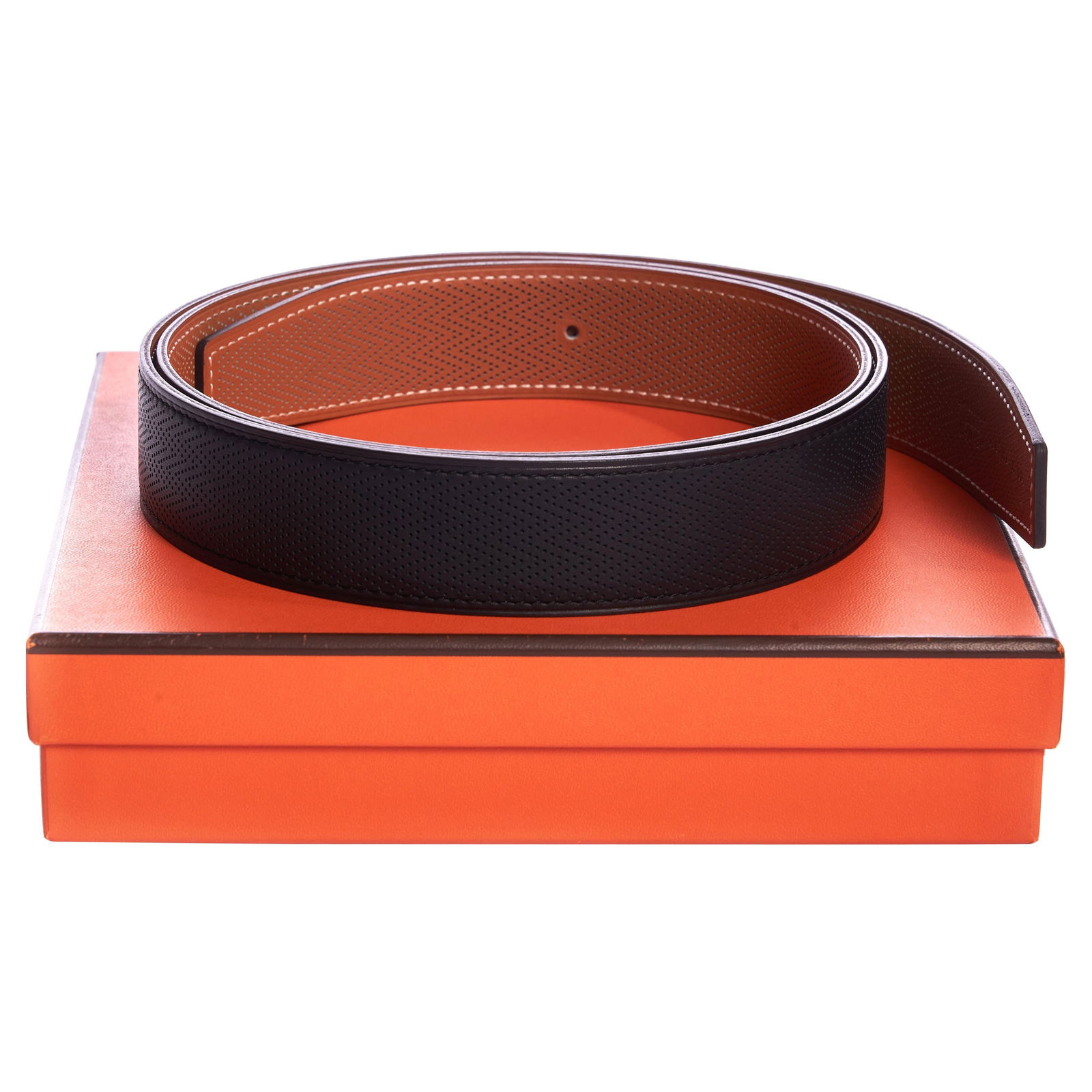 Hermes Limited Edition Reversible Leather Strap for 32mm H Belt: Hermes Limited Edition Reversible Leather Strap for 32mm H Belt Introducing a luxurious Hermes reversible leather strap, designed specifically for the medium 32mm H belt. This exquisite accessory feat