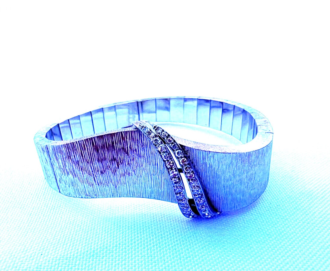 French 18K White Gold Diamond Bangle Bracelet 0.95 ct G VS Signed: French 18K White Gold Diamond Bangle Bracelet 0.95 ct G VS Signed This exquisite French bracelet is crafted from 18K white gold and features stunning diamonds totaling 0.95 ct with G color and VS clar