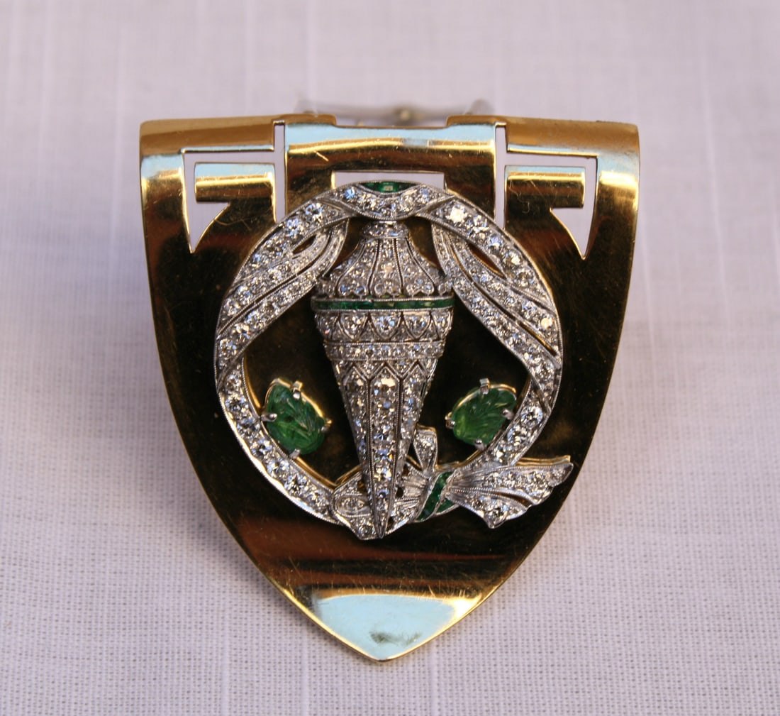 French Retro Diamond Emerald Clip 18K Gold Platinum 3.50 ct: French Retro Diamond Emerald Clip 18K Gold Platinum 3.50 ct This exquisite French Retro clip combines the elegance of diamonds and emeralds with the luxurious materials of 18k gold and platinum. The c