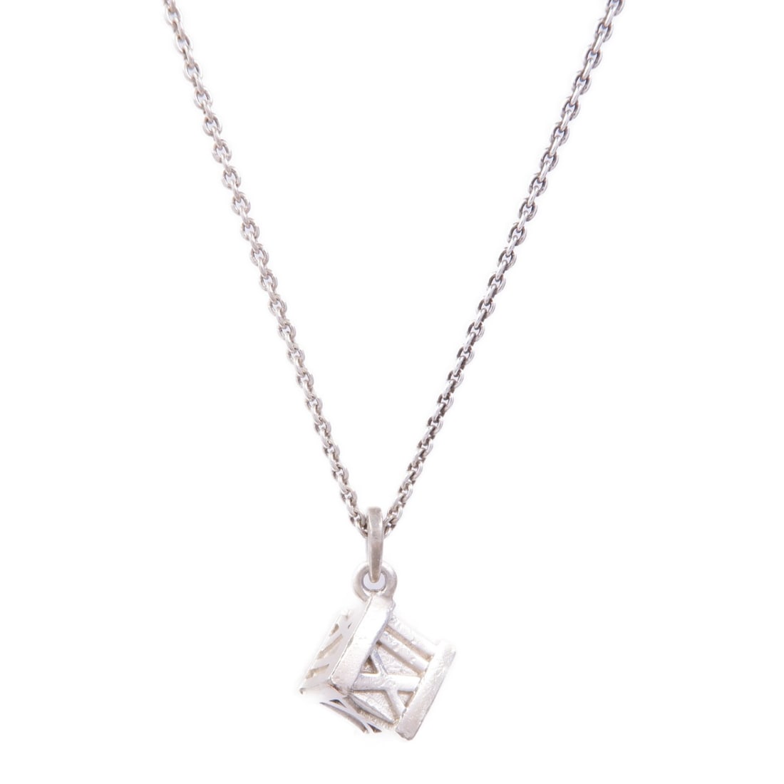 TIFFANY&CO Atlas Necklace in 925 Sterling Silver: TIFFANY&CO Atlas Necklace in 925 Sterling Silver This exquisite necklace from TIFFANY&CO showcases timeless elegance in 925 sterling silver. Featuring a classic design, it is perfect for both everyday