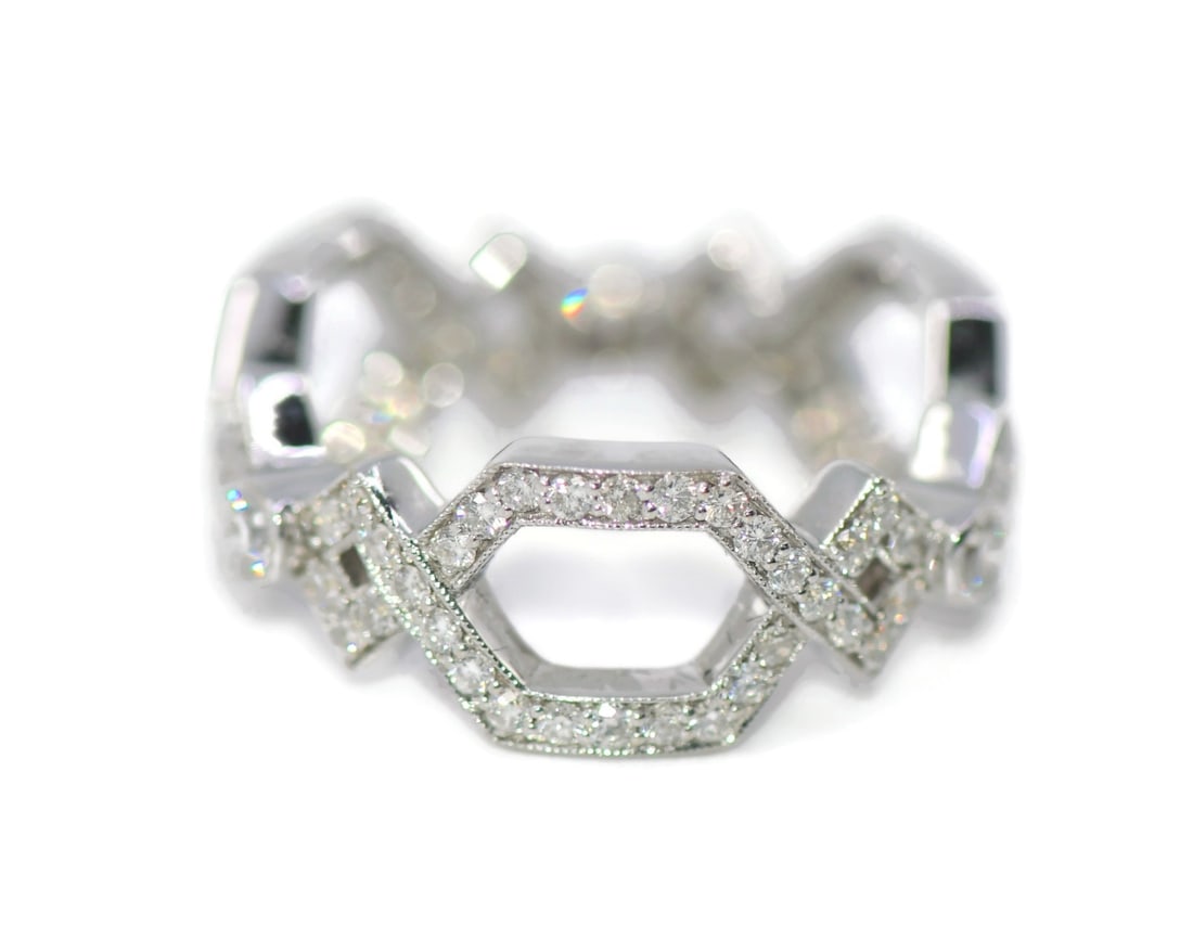 Ivanka Trump Diamond Ring in 18K White Gold Size 5.5 Authentic: Ivanka Trump Diamond Ring in 18K White Gold Size 5.5 Authentic This exquisite Ivanka Trump ring features a stunning diamond set in luxurious 18K white gold, making it a perfect choice for those who ap