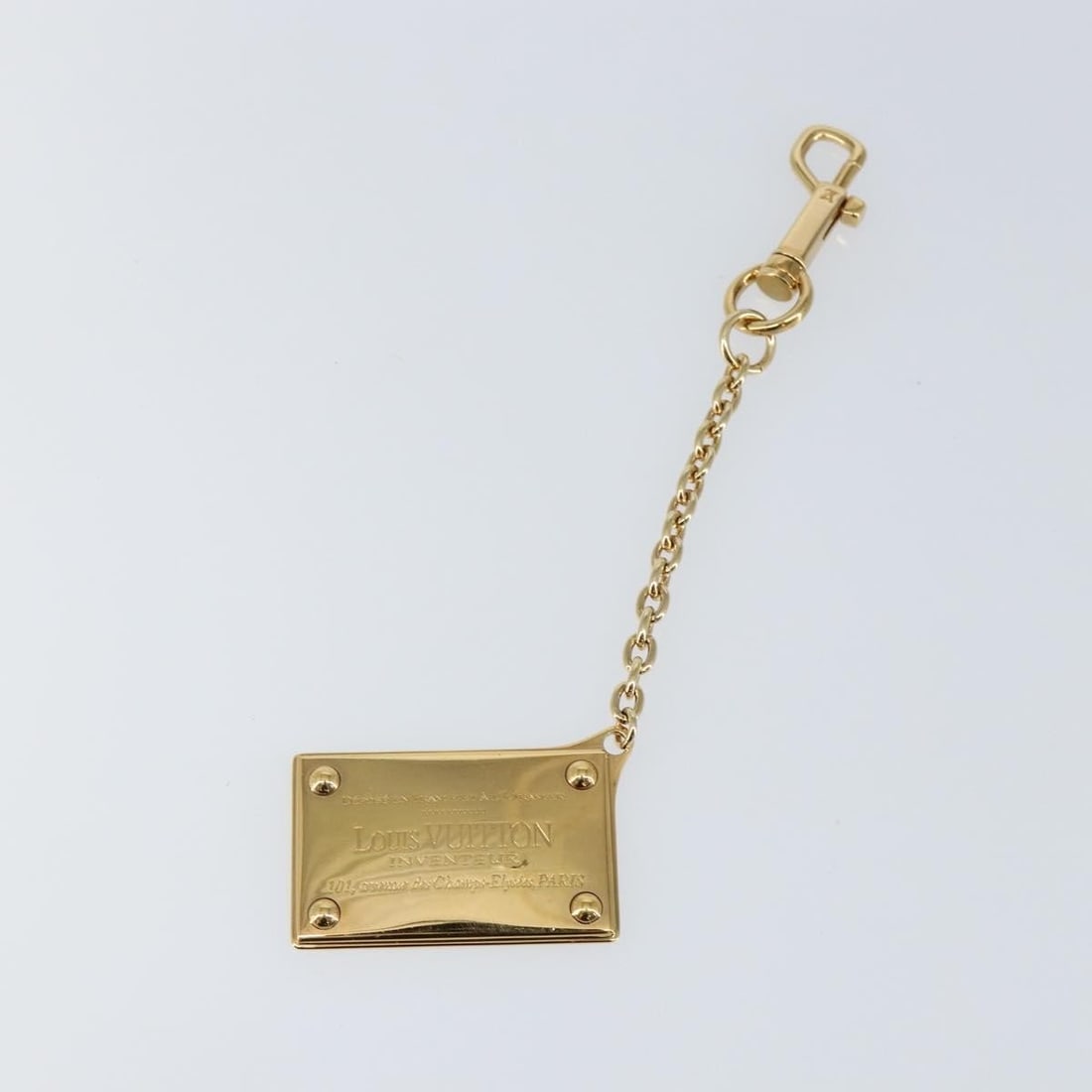 Metal Louis Vuitton Keychain Unisex Gold Tone 6cm Length: Metal Louis Vuitton Keychain Unisex Gold Tone 6cm Length Louis Vuitton unisex key chain crafted from gold-colored metal, measuring 6 cm in length. The piece shows surface scratches and has a metal odo