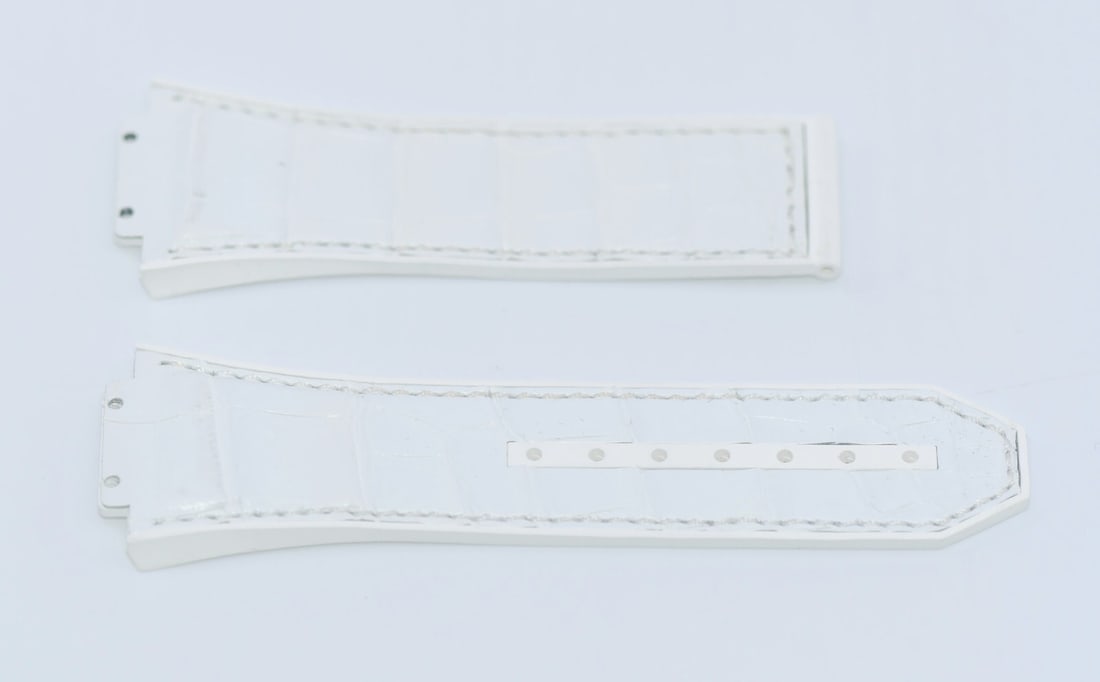 Hublot White Leather Wristwatch Band 29mm Authentic: Hublot White Leather Wristwatch Band 29mm Authentic Enhance your Hublot timepiece with this elegant white leather wristwatch strap. Crafted from high-quality leather, this strap measures 29mm in width