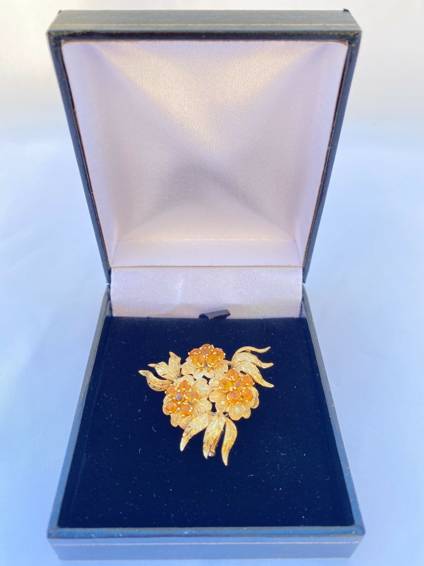 Stunning 18K Yellow Gold Citrine Flower Brooch with Box: Stunning 18K Yellow Gold Citrine Flower Brooch with Box Adorn yourself with this exquisite 18K yellow gold citrine flower brooch, showcasing intricate design and craftsmanship. Weighing 10.20 grams, t