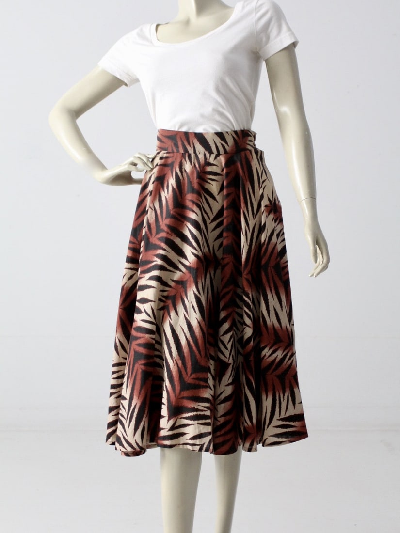1950s Vintage Jungle Print Circle Skirt Cream Black Rust: 1950s Vintage Jungle Print Circle Skirt Cream Black Rust Step back into the vibrant 1950s with this stunning vintage circle skirt featuring an eye-catching jungle print. Crafted from full cotton, the