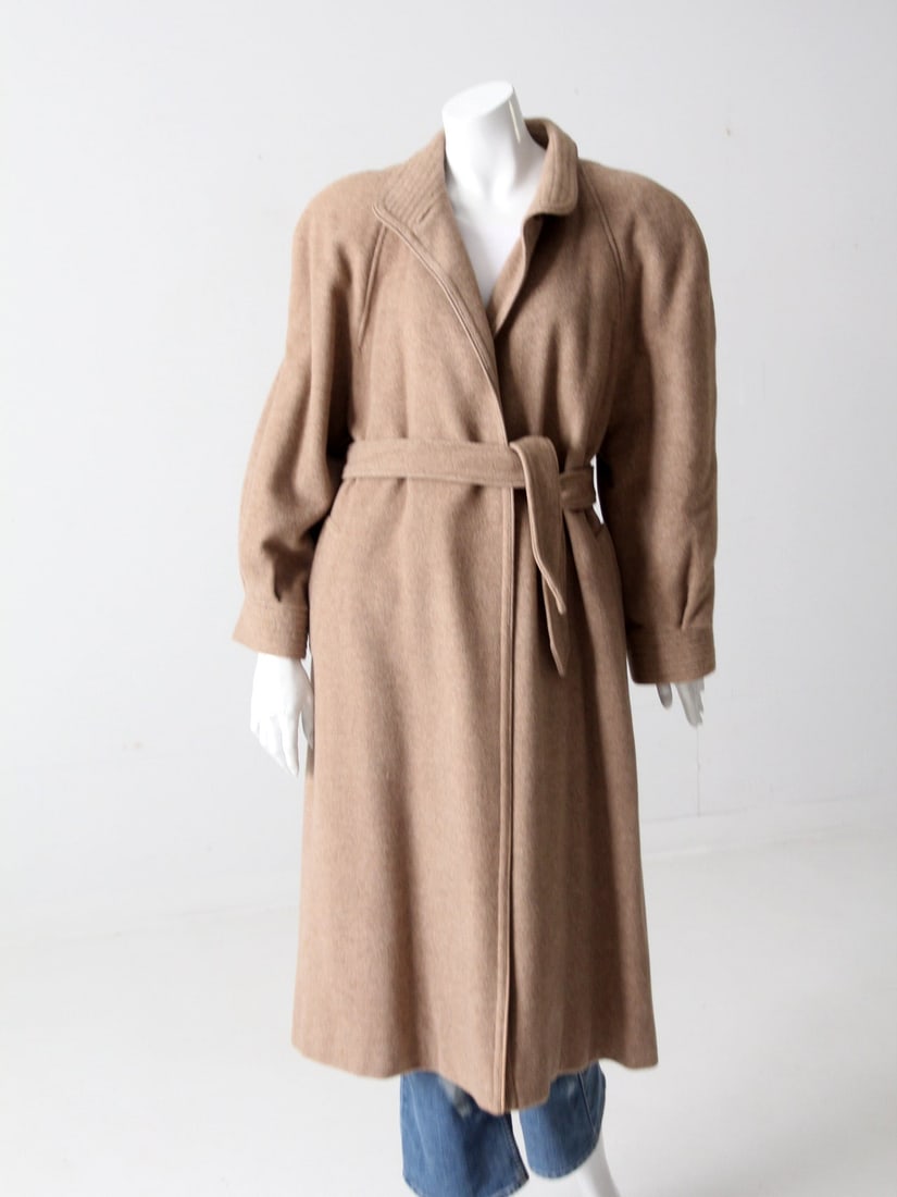 1970s Vintage Oscar de la Renta Camel Wool Blend Overcoat: 1970s Vintage Oscar de la Renta Camel Wool Blend Overcoat Step out in style with this vintage 1970s Oscar de la Renta overcoat, expertly crafted from a luxurious camel wool blend. This trench coat sho