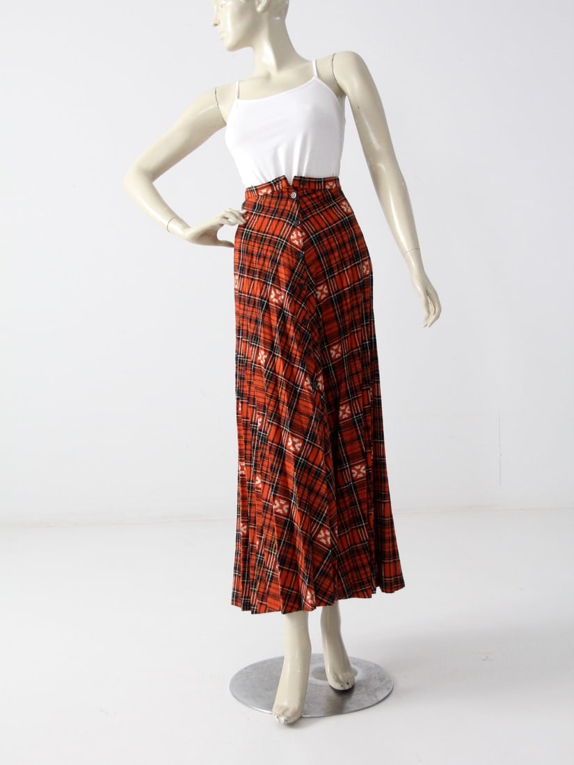 Chic 1970s Tami Vintage Plaid Maxi Skirt Wool Blend: Chic 1970s Tami Vintage Plaid Maxi Skirt Wool Blend Step back in time with this chic 1970s vintage plaid maxi skirt by Tami. Crafted from a luxurious wool blend, this skirt showcases a striking orange
