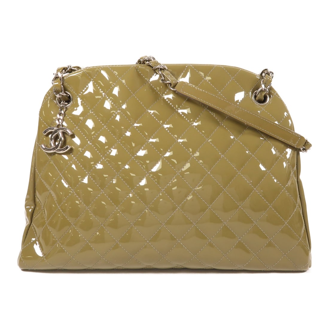 CHANEL Green Patent Leather Shoulder Bag with Silver Hardware: CHANEL Green Patent Leather Shoulder Bag with Silver Hardware This CHANEL shoulder bag showcases a striking green patent leather exterior, beautifully complemented by shiny silver hardware. The bag me