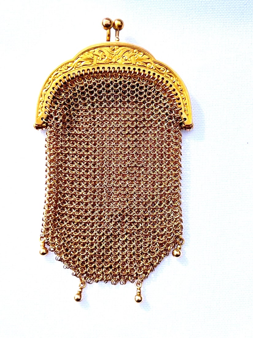 Early 20th Century French 20K 18K Yellow Gold Mesh Coin Purse Pendant: Early 20th Century French 20K 18K Yellow Gold Mesh Coin Purse Pendant This exquisite early 20th-century French coin purse pendant is a stunning example of hand-woven mesh craftsmanship. Made from a lu