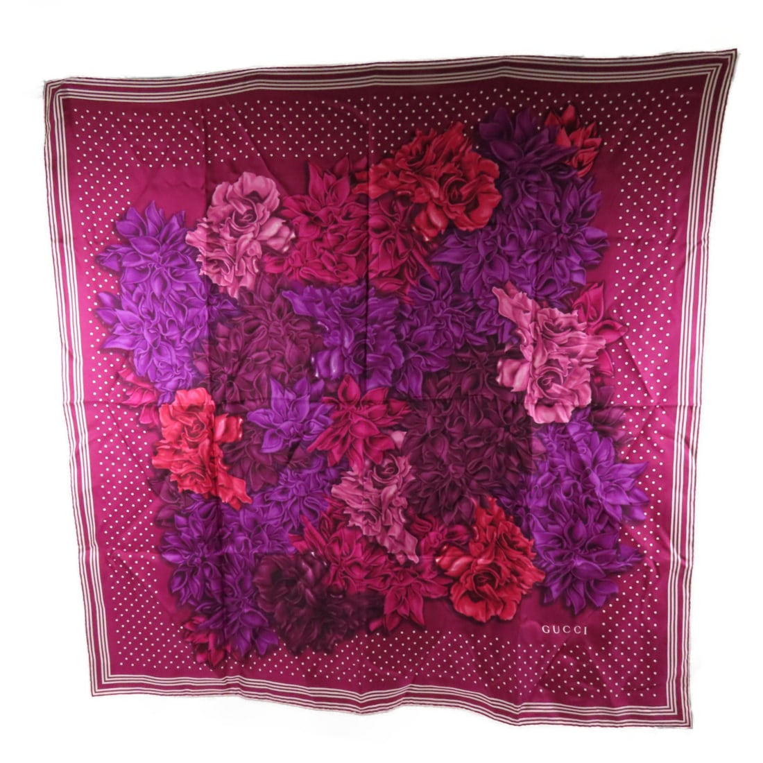 GUCCI Pink Silk Scarf 120x120 Made in Italy: GUCCI Pink Silk Scarf 120x120 Made in Italy This exquisite GUCCI GG Scarf is crafted from luxurious silk, showcasing a vibrant pink hue that adds a touch of elegance to any outfit. Measuring 120x120 c