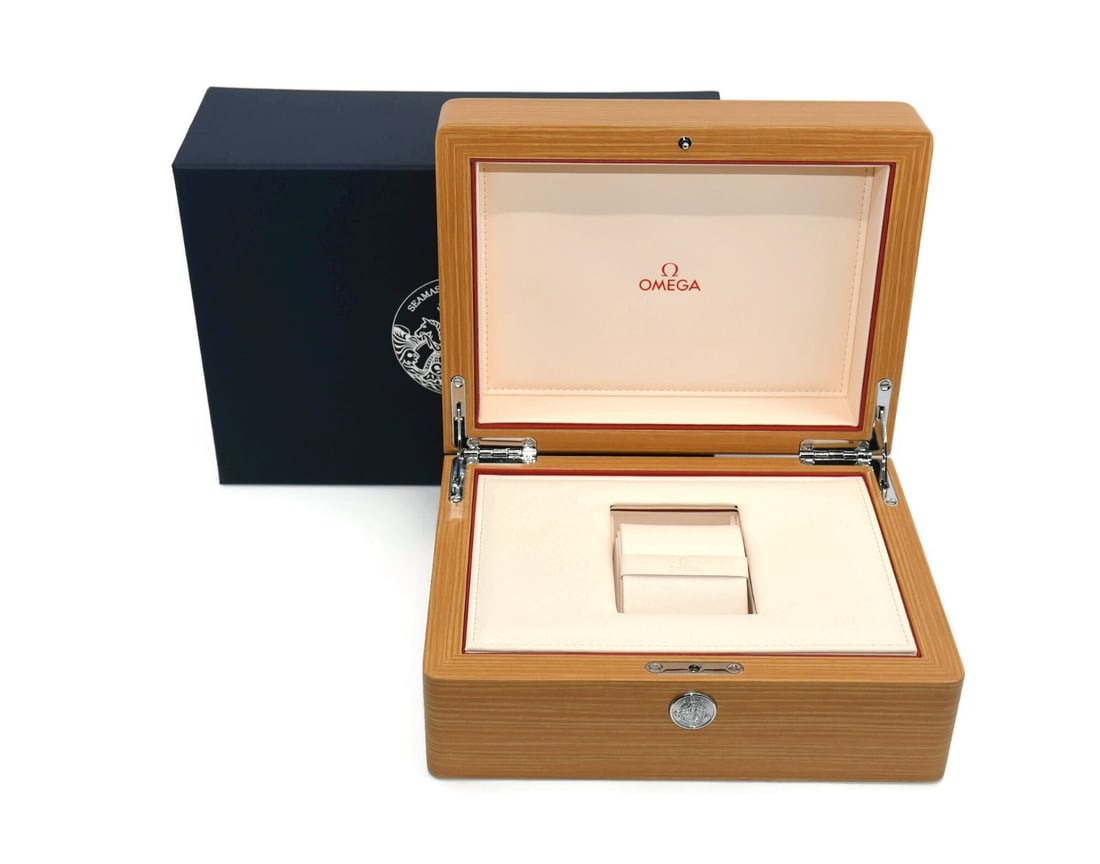 Presentation Case for Omega Seamaster Swiss Watch: Presentation Case for Omega Seamaster Swiss Watch This is a pre-owned Omega Seamaster presentation box designed for a single watch. Made by Omega, this authentic box is crafted in Switzerland and is s