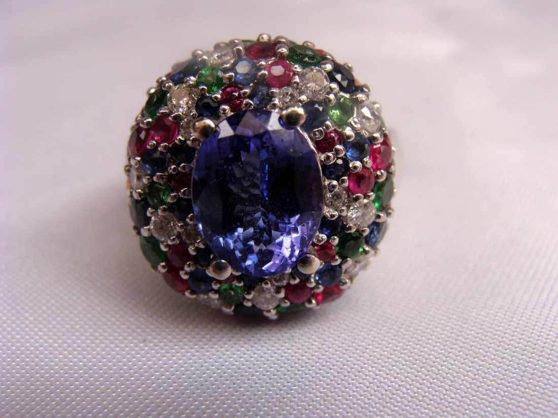 14K White Gold Tanzanite Ring 3ct Size 7 with Intricate Design: 14K White Gold Tanzanite Ring 3ct Size 7 with Intricate Design This stunning 14K white gold ring showcases a vibrant oval-shaped Tanzanite at its center, measuring 10.01 x 7.8 x 5.55 mm and weighing 3