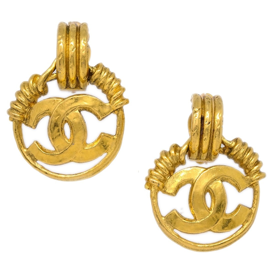 Chanel 94P Gold Clip-On Hoop Dangle Earrings: Chanel 94P Gold Clip-On Hoop Dangle Earrings These exquisite Chanel hoop dangle earrings are a stunning accessory that adds elegance to any outfit. Featuring a chic clip-on closure, these earrings are