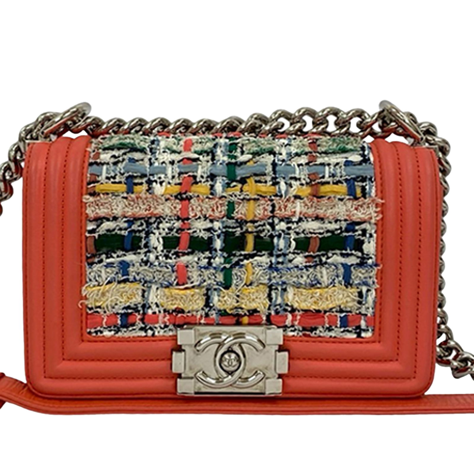 Chanel Boy Flap Small Pink Tweed and Lambskin Shoulder Bag: Chanel Boy Flap Small Pink Tweed and Lambskin Shoulder Bag This Chanel Small Tweed and Lambskin Boy Flap bag features a combination of tweed and leather materials. It includes a curb chain shoulder st