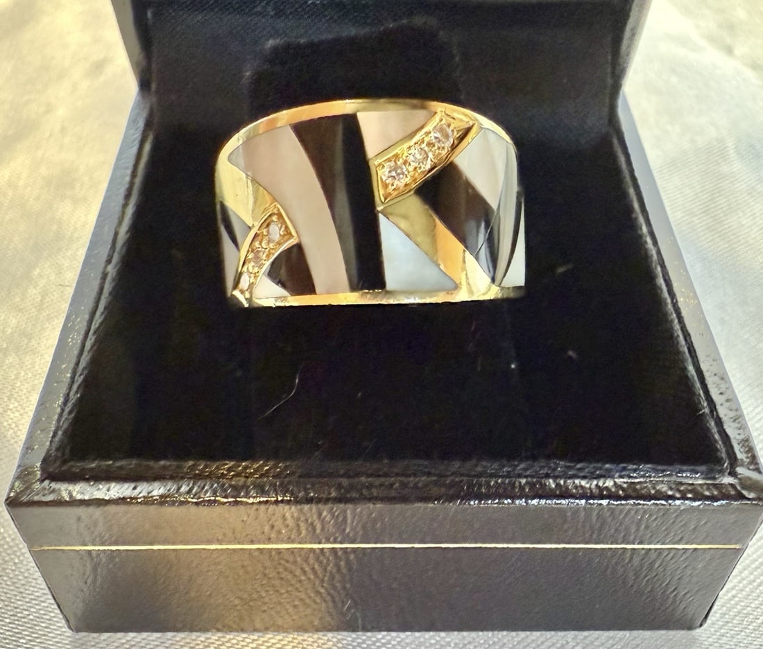 Asch Grossbardt 18K Gold Diamond Mother of Pearl Onyx Ring Size 7: Asch Grossbardt 18K Gold Diamond Mother of Pearl Onyx Ring Size 7 This exquisite Asch Grossbardt ring showcases a stunning combination of 18k yellow gold, diamonds, mother of pearl, and onyx. The ring