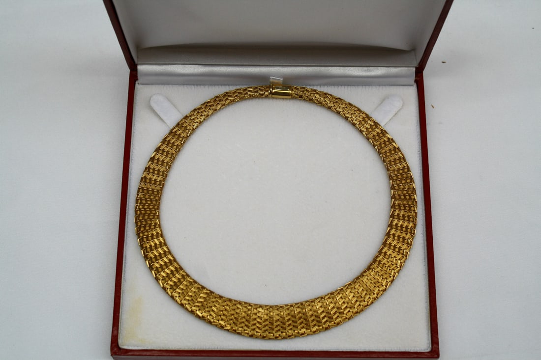Vintage Oritalia 1960s 18K Yellow Gold Choker Necklace: Vintage Oritalia 1960s 18K Yellow Gold Choker Necklace This exquisite 1960's Italian necklace is crafted from 18K yellow gold, showcasing exceptional design and workmanship. Handmade by Oritalia, this