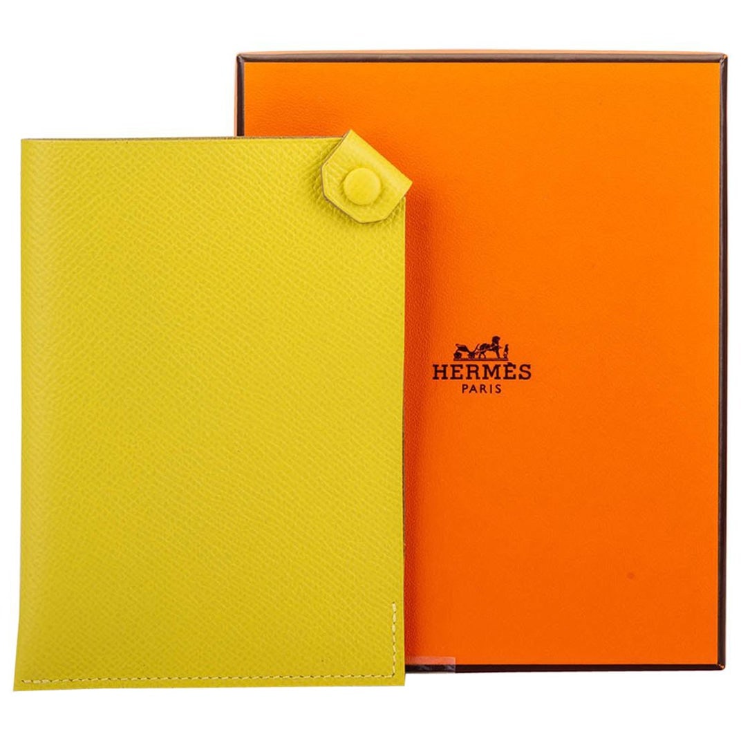 Hermes Lime Epsom Leather Passport Cover 2022 with Box: Hermes Lime Epsom Leather Passport Cover 2022 with Box This exquisite Hermes passport cover is crafted from premium lime Epsom leather, providing a stylish and durable accessory for your travels. With