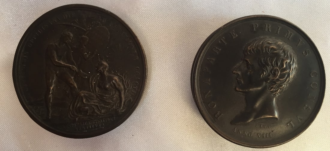 19th Century Bronze Box Napoleon Bonaparte Detailed Design: 19th Century Bronze Box Napoleon Bonaparte Detailed Design This exquisite 19th century French bronze box features a detailed depiction of Napoleon Bonaparte's head on the lid, while the opposing side