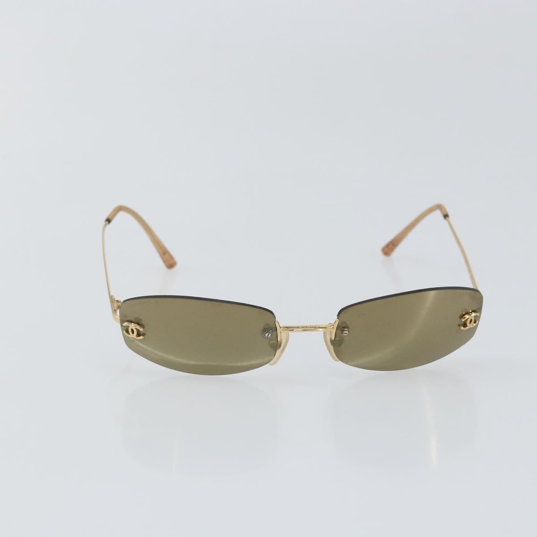 Chanel Metal Sunglasses with Gold Logo CC Detail: Chanel Metal Sunglasses with Gold Logo CC Detail Chanel Logo CC sunglasses designed for women featuring a gold metal frame. These sunglasses measure 13 cm in width and 3 cm in height. Made in Italy, t