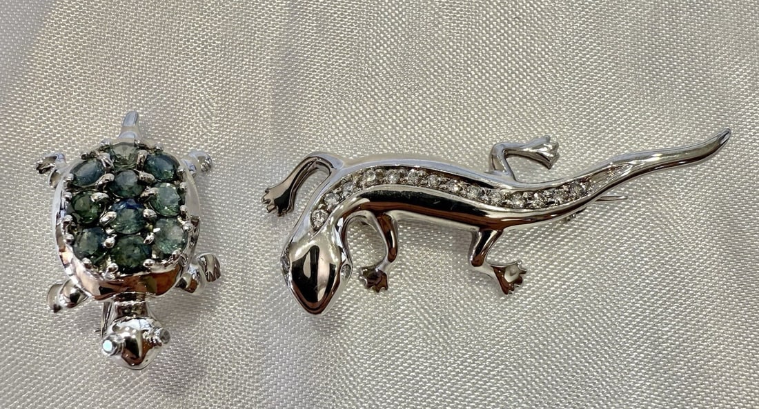 Stunning 14K White Gold Diamond Sapphire Lizard Turtle Brooch Set: Stunning 14K White Gold Diamond Sapphire Lizard Turtle Brooch Set Explore this stunning set of two brooches crafted in 14K white gold, featuring a beautifully detailed lizard adorned with diamonds and