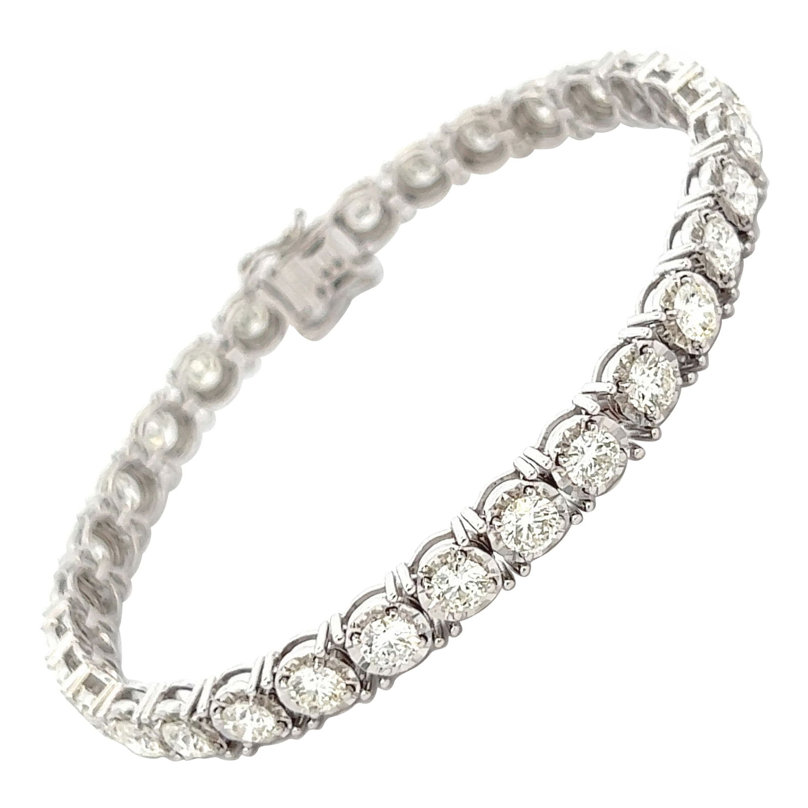 6.84ct Diamond Tennis Bracelet in 18k White Gold: 6.84ct Diamond Tennis Bracelet in 18k White Gold This stunning 6.84ct diamond tennis bracelet showcases a modern design crafted from 18 karat white gold. The bracelet features 31 round brilliant diamo