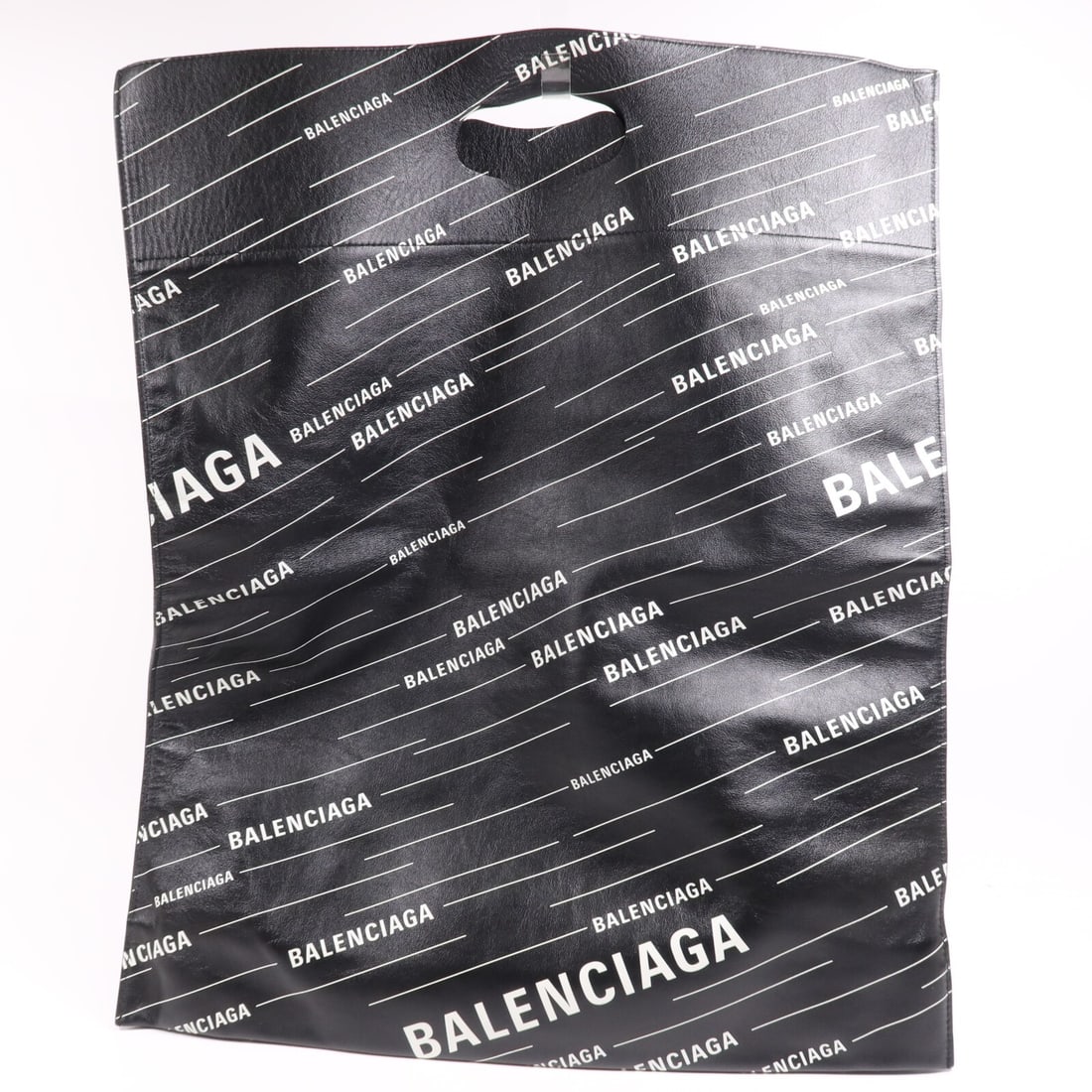 BALENCIAGA Black Calfskin Leather Plastic Bag Shopper 541908.1070: BALENCIAGA Black Calfskin Leather Plastic Bag Shopper 541908.1070 This BALENCIAGA Plastic Bag Shopper Hand Bag combines luxury with modern design, crafted from high-quality black calfskin leather. The