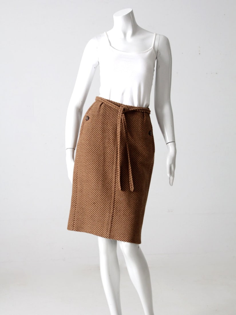 1950s Vintage Herringbone Pencil Skirt by Evan Picone: 1950s Vintage Herringbone Pencil Skirt by Evan Picone This vintage 1950s pencil skirt, expertly tailored by Evan Picone in New York, showcases a classic herringbone pattern in rich brown tones. Design