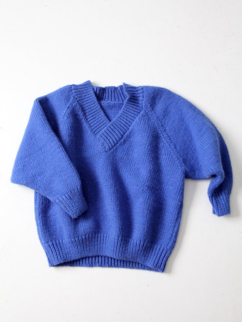Chunky Knit Blue Vintage Sweater with Ribbed Details: Chunky Knit Blue Vintage Sweater with Ribbed Details This vintage hand-knit sweater is a unique addition to your wardrobe. Crafted with a chunky knit design, this blue pullover features a stylish ribb