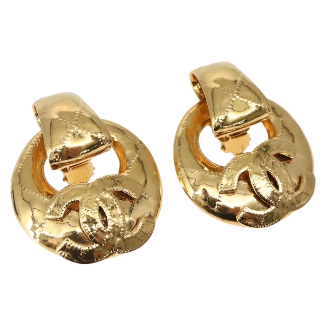 CHANEL Gold Metal CC Logo Earrings Auth BA5792V France: CHANEL Gold Metal CC Logo Earrings Auth BA5792V France Discover the elegance of these CHANEL Gold CC Earrings, crafted in France from high-quality metal. Their stunning gold color and iconic CC logo m