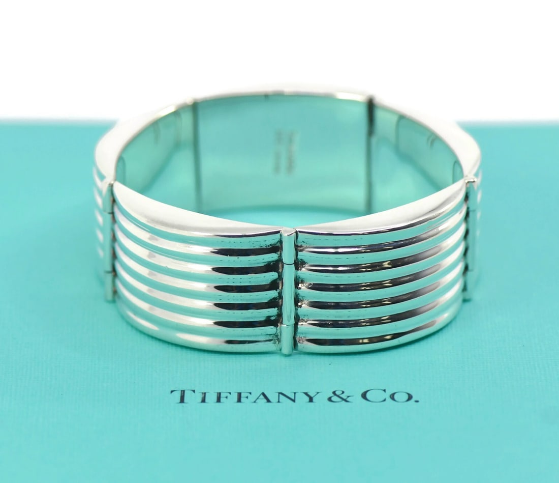 Tiffany & Co Ribbed Sterling Silver Chain Bracelet 100% Authentic: Tiffany & Co Ribbed Sterling Silver Chain Bracelet 100% Authentic This stunning Tiffany & Co. ribbed bracelet is expertly crafted from high-quality sterling silver (925). The chain style of the bracel