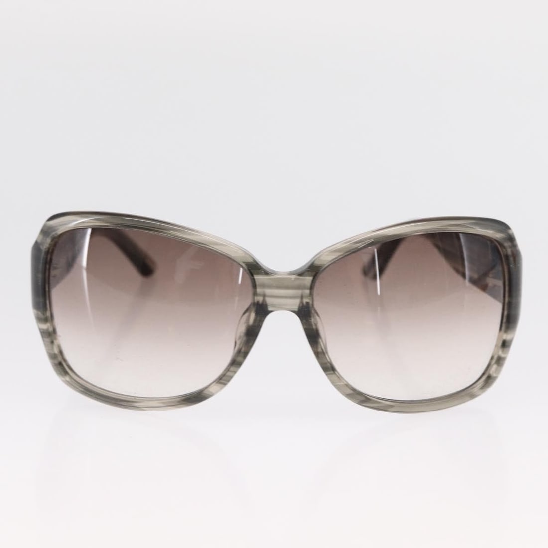 Gray Plastic Gucci Sunglasses for Women 14cm Width: Gray Plastic Gucci Sunglasses for Women 14cm Width These Gucci sunglasses feature a gray plastic frame designed for women. The pre-owned eyewear is in very good condition with minor surface rubbing an