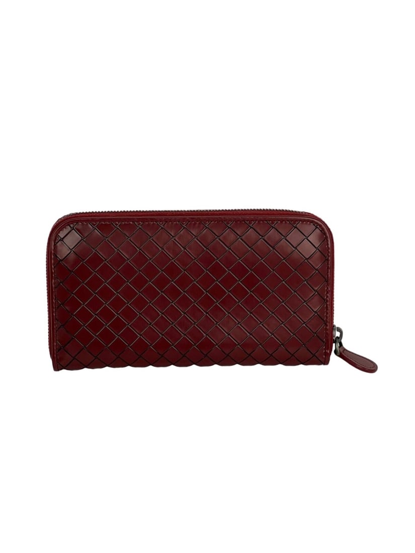 Bottega Veneta Burgundy Intrecciato Zip Wallet Clutch with Argyle Pattern: Bottega Veneta Burgundy Intrecciato Zip Wallet Clutch with Argyle Pattern This exquisite Bottega Veneta zip-around wallet clutch showcases a classic burgundy Intrecciato leather design, combining eleg