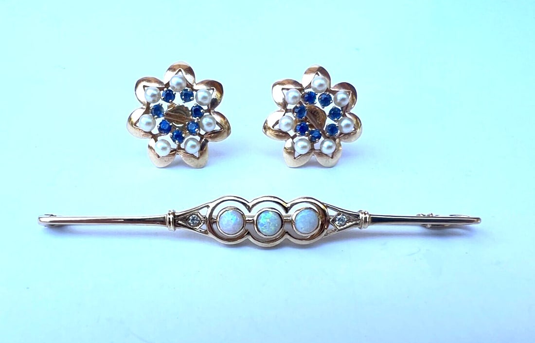14K Yellow Gold Gemstone Jewelry Set Earrings Brooch with Diamonds Sapphires Pearls Opals: 14K Yellow Gold Gemstone Jewelry Set Earrings Brooch with Diamonds Sapphires Pearls Opals Presenting a stunning jewelry set featuring a pair of earrings and a brooch, crafted in 14K yellow gold. This