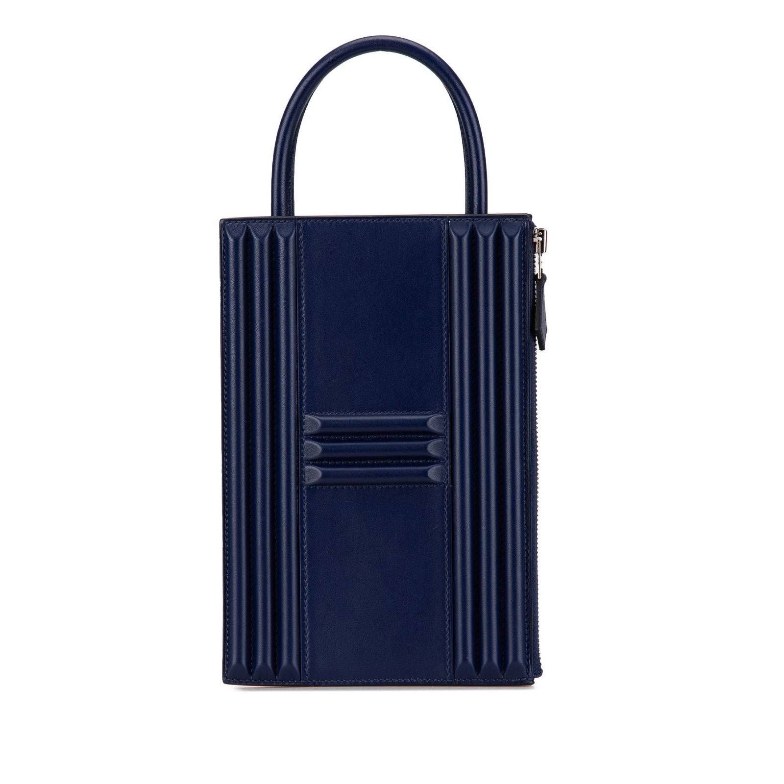 Hermes Tadelakt Kelly Cadena Handbag Blue Leather: Hermes Tadelakt Kelly Cadena Handbag Blue Leather The Hermes Tadelakt Kelly Cadena Handbag is an exquisite accessory crafted from luxurious Tadelakt leather. It features a rolled leather handle for co