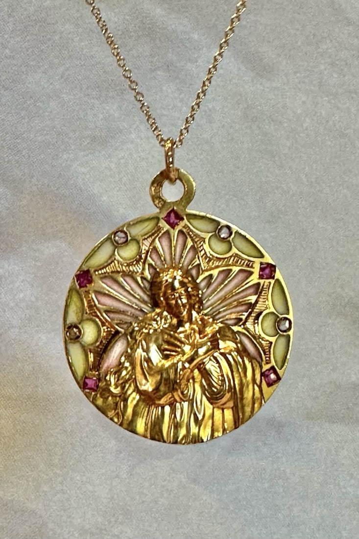 Exquisite 1900s Art Nouveau Portuguese 18K Gold Ruby Diamond Necklace: Exquisite 1900s Art Nouveau Portuguese 18K Gold Ruby Diamond Necklace Discover the elegance of this exquisite 1900s Art Nouveau Portuguese necklace, beautifully crafted from 18k yellow gold. This stun