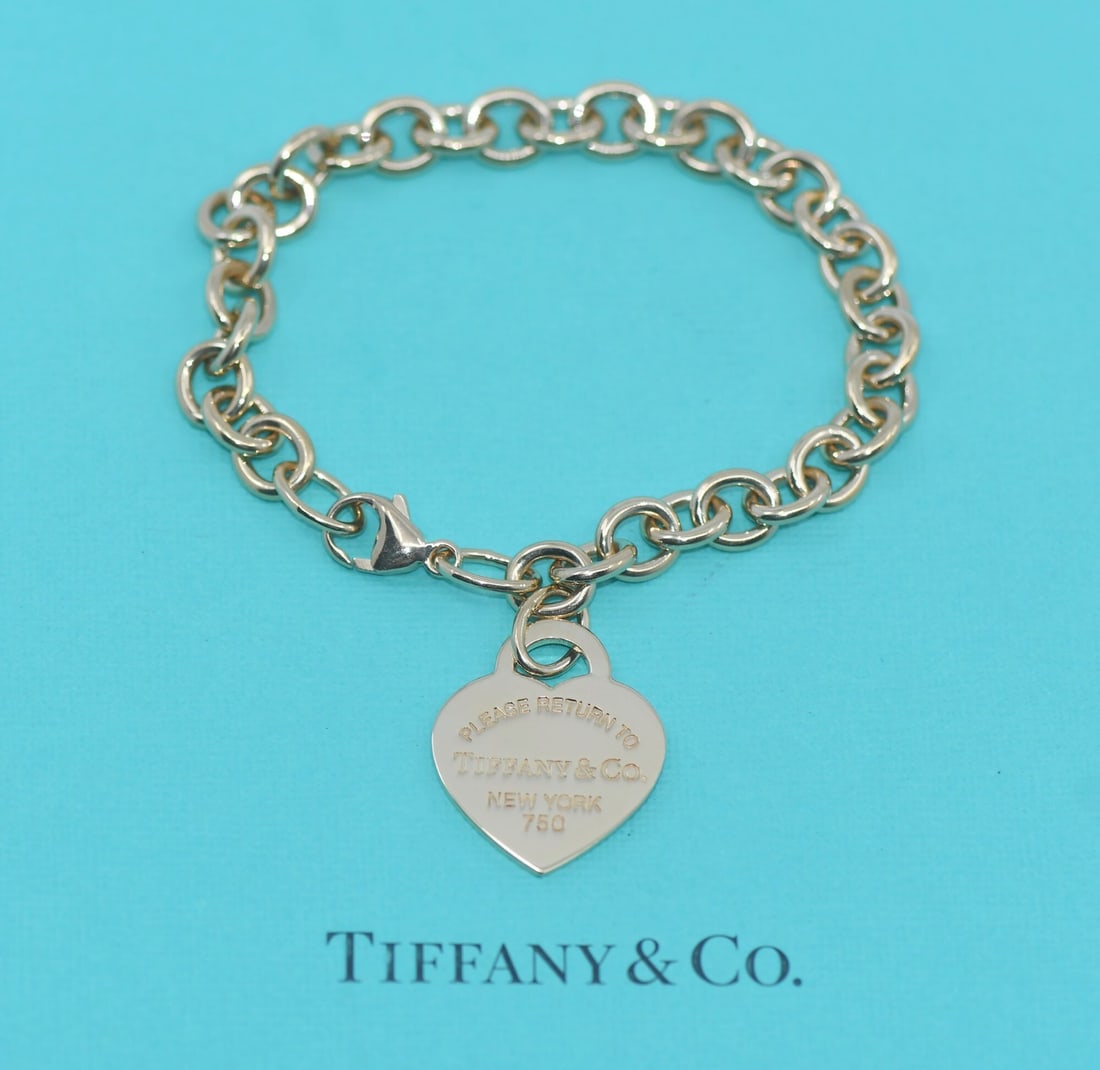 Return to Tiffany 18K Rose Gold Chain Bracelet with Pouch and Box: Return to Tiffany 18K Rose Gold Chain Bracelet with Pouch and Box This Tiffany & Co. Return to Tiffany bracelet is crafted from 18k rose gold and features a classic chain style in the signature pink h