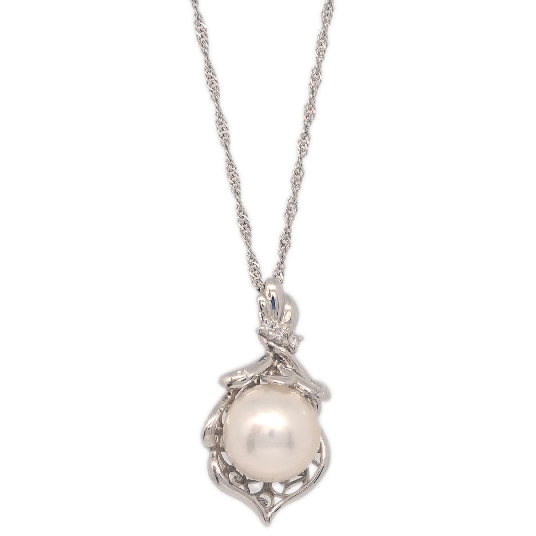 PT850 Silver Necklace with Round White Pearl Pendant: PT850 Silver Necklace with Round White Pearl Pendant This elegant pendant necklace showcases a lustrous round pearl, set in a timeless charm style. Crafted from PT850 silver, it offers a sophisticated