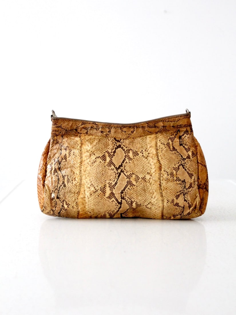 Yellow Vintage Snakeskin Clutch Purse with Zipper Closure: Yellow Vintage Snakeskin Clutch Purse with Zipper Closure This vintage snakeskin clutch purse is a stylish addition to any collection. Crafted from yellow snakeskin, it features a secure zipper closur