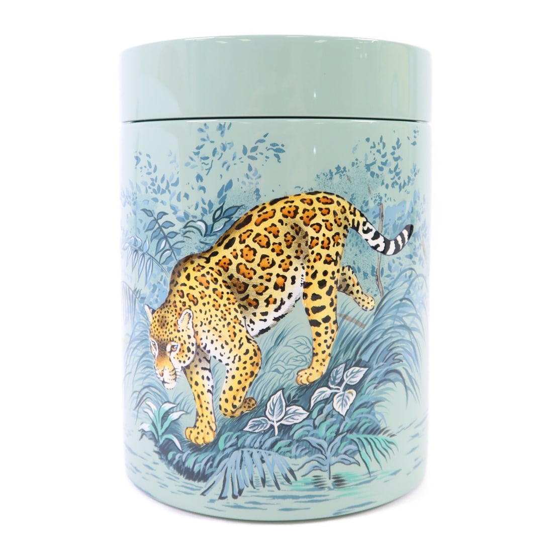 Carnets d'Equateur Green Lacquered Tea Box by Hermes: Carnets d'Equateur Green Lacquered Tea Box by Hermes This Hermes Carnets d'Equateur tea box is crafted from lacquered wood in a green finish. It is made in France and features a pristine, un-used cond