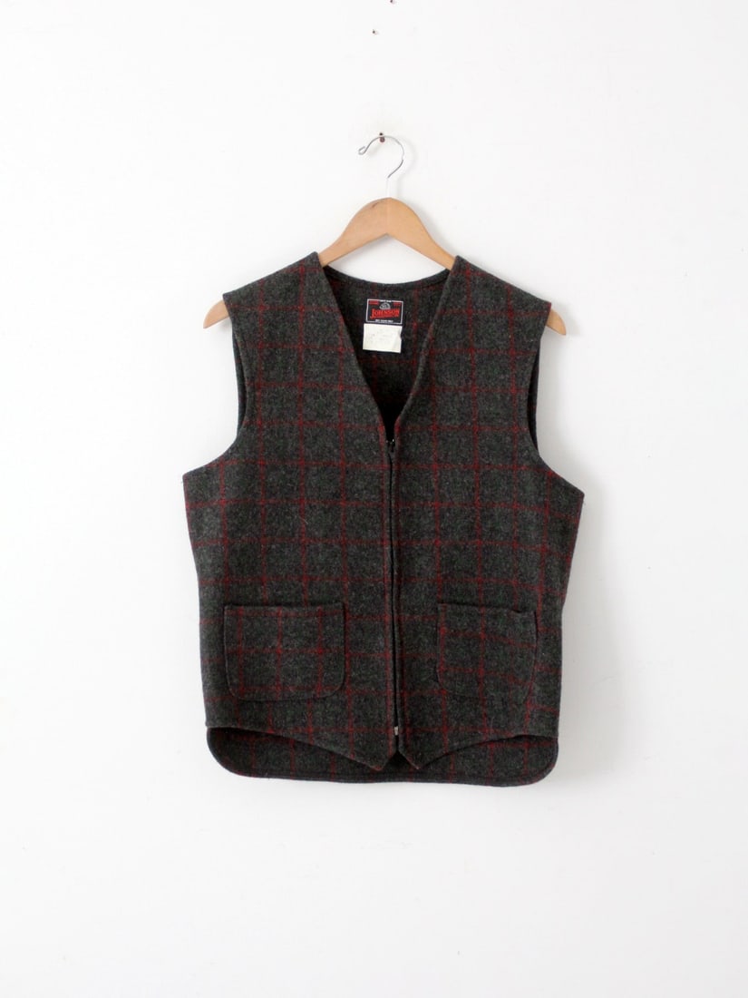 1970s Johnson Woolen Mills Vintage Wool Plaid Vest Gray Red: 1970s Johnson Woolen Mills Vintage Wool Plaid Vest Gray Red Discover this charming 1970s vintage Johnson Woolen Mills plaid vest, featuring a classic gray and red plaid pattern. Designed for comfort a