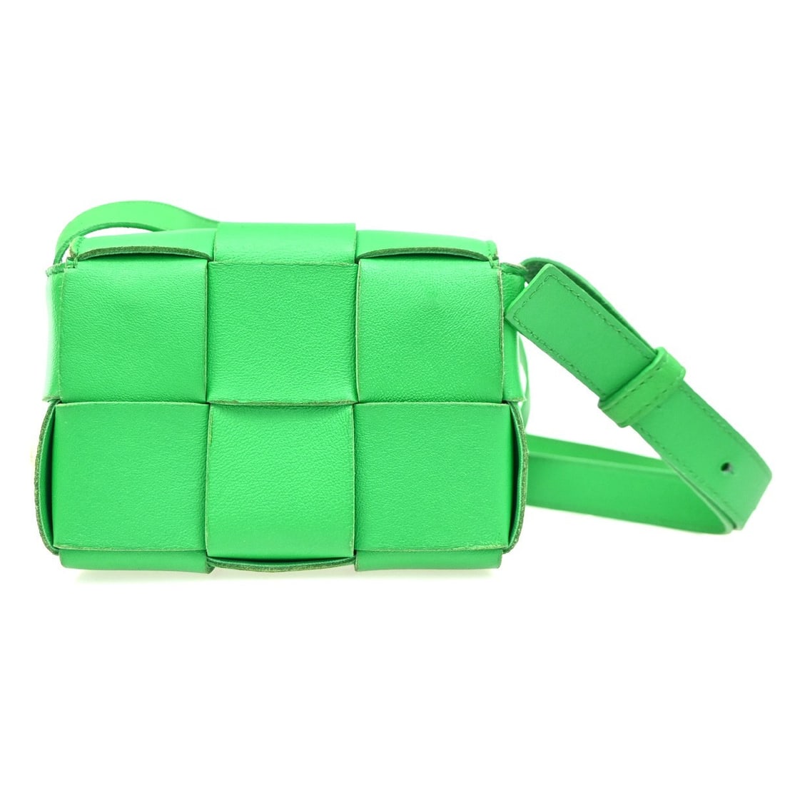 Bottega Veneta Maxi Intrecciato Leather Cassette Crossbody Bag: Bottega Veneta Maxi Intrecciato Leather Cassette Crossbody Bag This Bottega Veneta Cassette Crossbody Bag for women features the iconic Intrecciato leather design in green. Crafted in Italy, the bag o