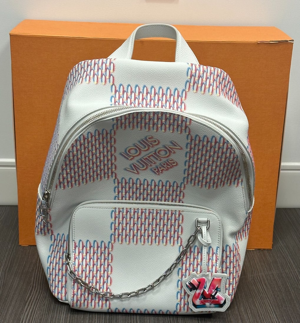 Louis Vuitton Racer Backpack M20664 White Canvas Authentic Dust Bag Included: Louis Vuitton Racer Backpack M20664 White Canvas Authentic Dust Bag Included Discover the Louis Vuitton Racer Backpack, a chic and stylish accessory perfect for any occasion. This pre-owned backpack f